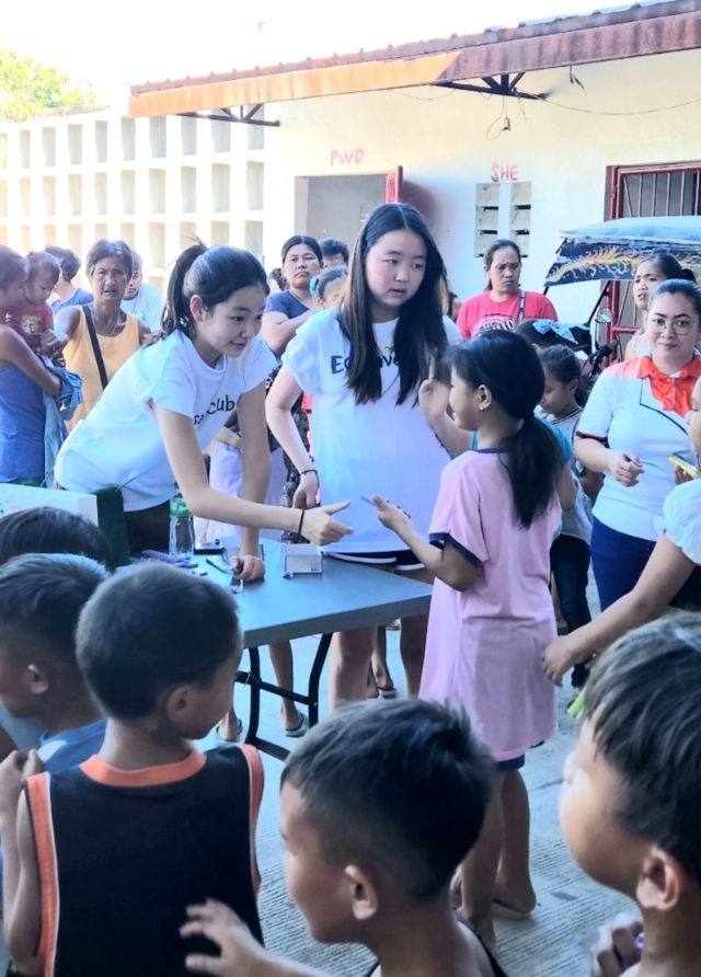 한국의 국제학교 환경동아리 '에코세이브 클럽' 학생들이 필리핀 현지에서 봉사활동을 하고 있다.     사진=오픈핸즈