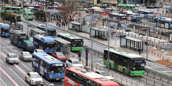 서울역 앞을 버스들이 지나고 있다. 사진=연합뉴스