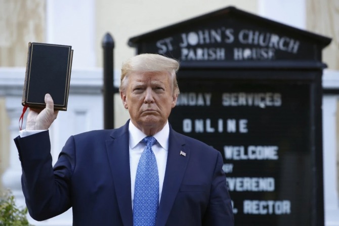 도널드 트럼프 전 미국 대통령이 지난 2020년 6월 1일 백악관 근처 세인트 존스 교회 앞에서 성경을 거꾸로 들어보이고 있다. 사진=AP/연합뉴스