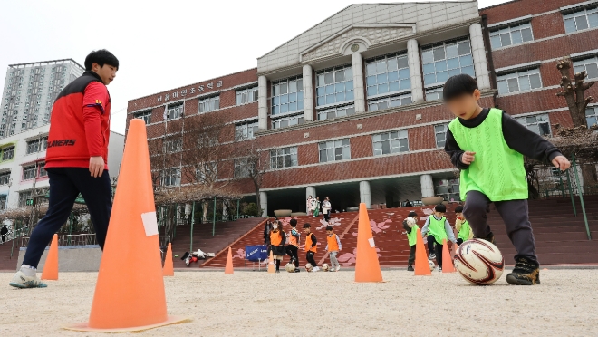 지난 5일 서울 아현초등학교 늘봄학교 프로그램 중 축구에 참여한 학생들이 교사와 활동하고 있다.사진=연합뉴스
