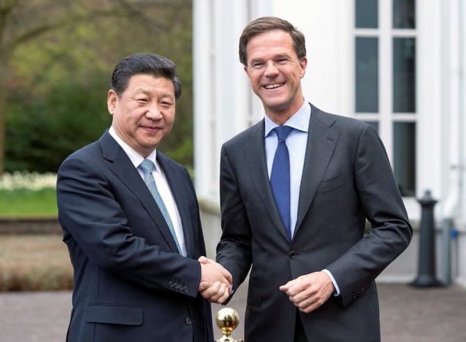 네덜란드의 마크 뤼터 총리(오른쪽)가 지난 2014년 3월 23일 헤이그에서 네덜란드를 국빈 방문한 시진핑 중국 국가주석을 맞이하고 있다. 사진=로이터