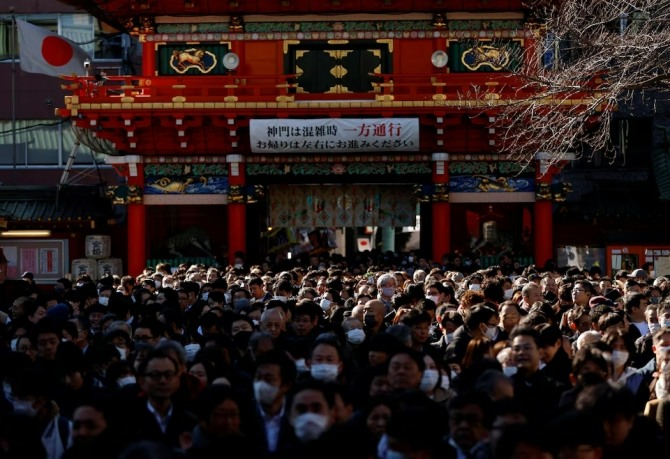 지난 1월 4일, 일본 도쿄의 칸다 묘진 신사에 방문객들이 모여들고 있다. 일본은 최근 치사율이 높은 전염병과 식품 관련 사고가 연이어 발생하며 현지를 방문하는 관광객들의 안전과 건강에 주의가 요구되고 있다. 사진=로이터