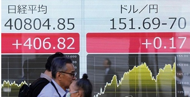 2024년 3월 27일 도쿄에서 사람들이 니케이 지수 주가(왼쪽)와 일본 엔화 대 미국 달러 환율(오른쪽)을 보여주는 전자 게시판을 지나가고 있다. 사진=AFP/연합뉴스