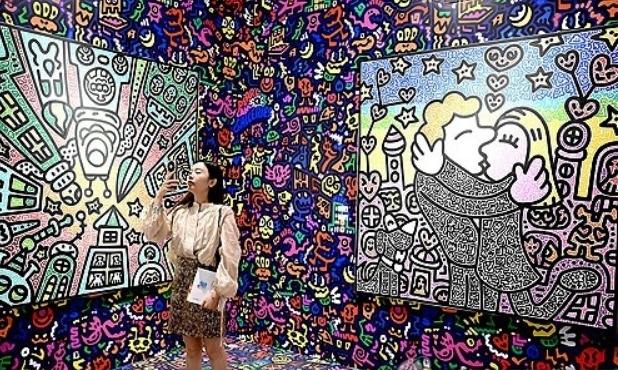 2024년 3월 27일 홍콩 아트 바젤에서 영국 예술가의 작품 앞에서 관람객이 사진을 찍고 있다. 사진=AFP/연합뉴스