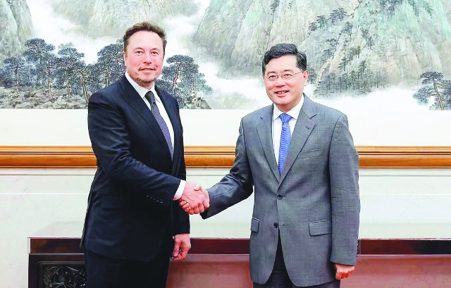 일론 머스크(왼쪽) 테슬라 최고경영자(CEO)가  중국 베이징에서 친강 중국 국무위원 겸 외교부장과 만나 악수하고 있다.  사진=연합뉴스