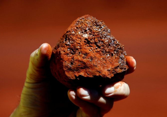서호주 필바라 지역에 위치한 광산에서 광부가 철광석 덩어리를 들고 있다. 사진=로이터