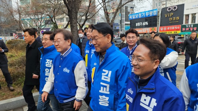 왼쪽부터 정일영 연수구(을), 이재명 대표 계양구(을), 김교흥 공동선대위원장 서구(갑), 박선원 부평구(을) 국회의원 후보들이 지난 28일 오후4시 더불어민주당 인천시당 출정식을 하기 위해 부평 북부광장행사장으로 들어서고 있다   사진=유영재 기자