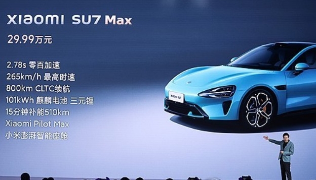 중국의 모바일 인터넷 기업 샤오미의 창업자이자 CEO인 레이쥔이 베이징에서 샤오미 SU7 전기차 출시를 발표하고 있다.     사진=EPA/연합뉴스