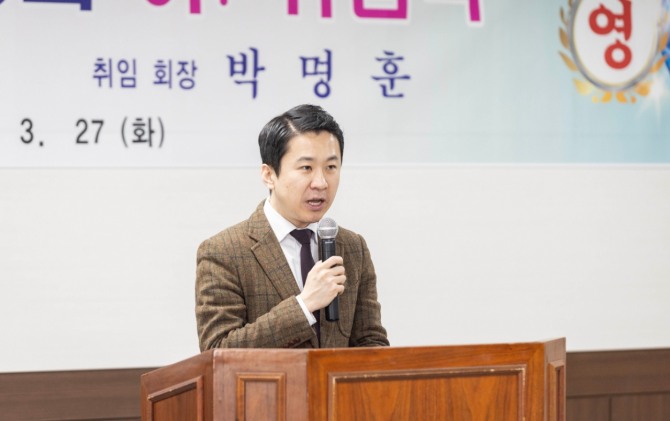 안산시의회 송바우나 의장이 27일 시의회 대회의실에서 열린‘안산시의정회 회장 이취임식’에 참석했다. 사진=안산시의회