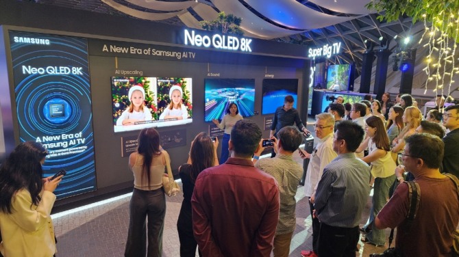 방문객들이 삼성전자 2024년형 Neo QLED 8K 제품 설명을 듣고 있다. 사진=삼성전자