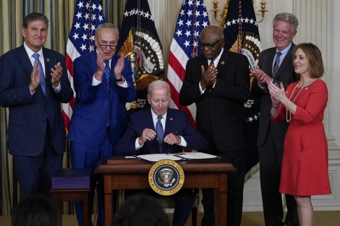조 바이든 미국 대통령이 지난해 9월16일(현지시각) 워싱턴DC 백악관에서 ‘인플레이션 감축법'에 서명하고 있다. 사진=연합뉴스