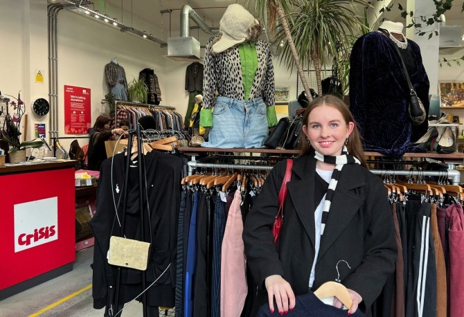 한 소녀가 2023년 11월 22일(현지 시간) 영국 런던 캠버웰에 있는 자선 매장에서 중고품을 둘러보고 있다. 사진=로이터 