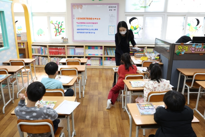지난달 4일 서울의 한 초등학교 돌봄교실에서 어린이들이 '책 읽기'수업을 하고 있다. 사진=연합뉴스