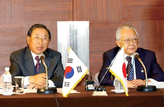 조석래 효성그룹 명예회장(왼쪽)이 2005년 4월 한일경제인회의에서 한국 재계 대표로 기자회견을 하고 있는 모습. 사진=효성