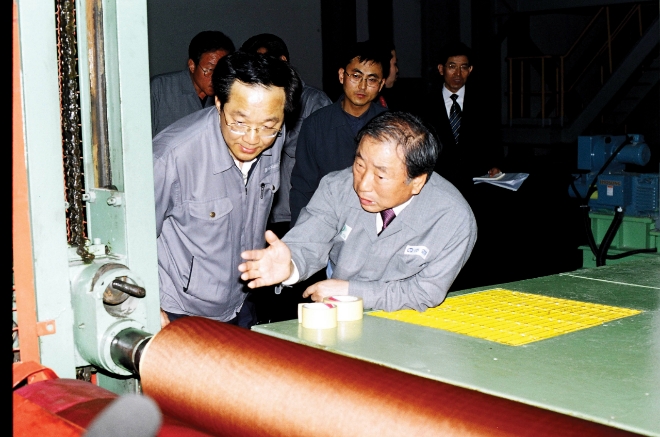 2004년 4월 중국 가흥 타이어코드공장을 순시한 조석래 효성그룹 명예회장이 직원에게 생산과 관련한 의견을 전하고 있다. 사진=효성그룹