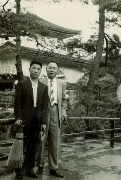 1956~1959년 일본 유학중 부친 학생 조석래(왼쪽)와 부친 조홍제 효성 창업회장이 함께 포즈를 취하고 있다. 사진=효성그룹