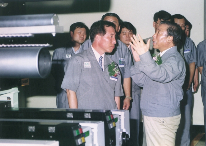 1999년 6월 스판덱스 공장 준공식에 참석한 조석래 효성그룹 회장(오른쪽)이 직원들과 설비에 관해 이야기를 나누고 있다. 사진=효성그룹