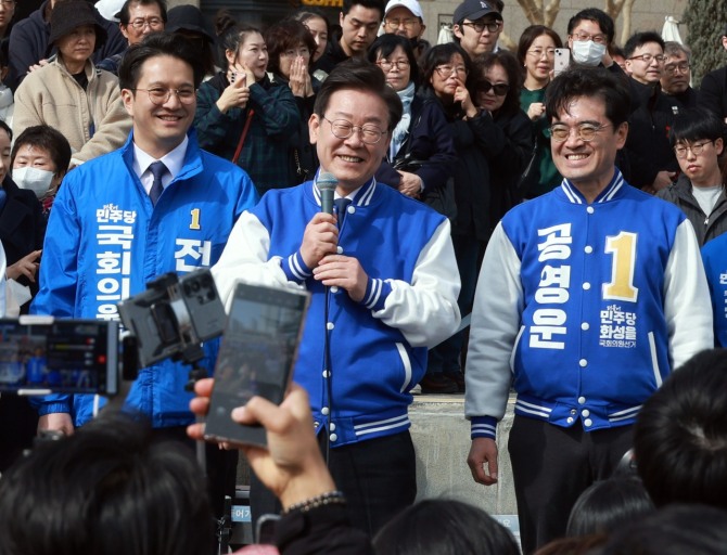 더불어민주당 이재명 대표가 지난 17일 오후 경기 화성시 동탄호수공원에서 기자회견을 열고 발언하고 있다. 맨 오른쪽이 화성을 공영운 후보. 사진=연합뉴스.