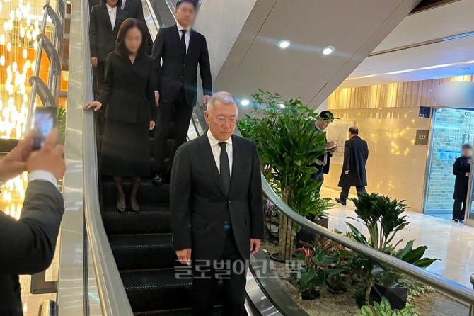 정의선 현대차그룹 회장이 30일 오후 4시 30분경 고(故) 조석래 효성그룹 명예회장의 빈소가 마련된 서울 신촌세브란스병원 장례식장을 찾아 조문했다. 사진=김정희 글로벌이코노믹 기자