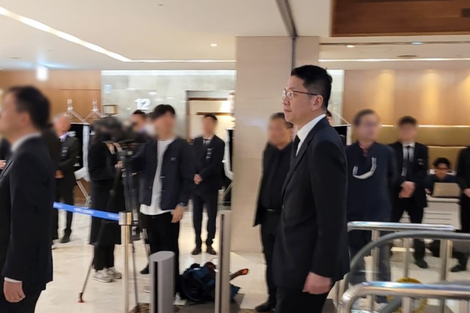 최창원 SK디스커버리 대표이사(부회장)가 30일 오후 5시경 고(故) 조석래 효성그룹 명예회장의 빈소가 마련된 서울 신촌세브란스병원 장례식장에 들어오고 있다. 사진=김정희 글로벌이코노믹 기자