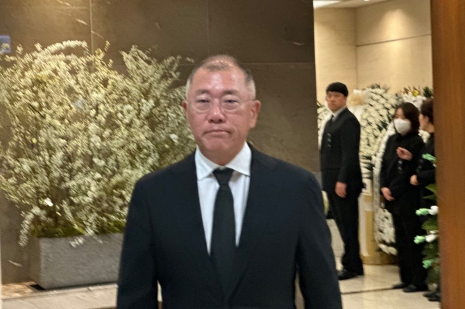 정의선 현대자동차그룹 회장이 故 조석래 효성그룹 명예회장 빈소를 나서고 있다. 사진=공동취재단