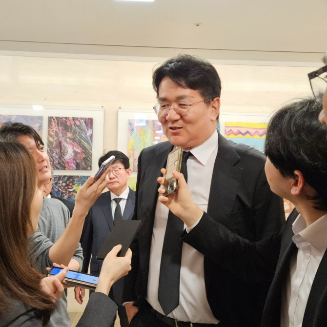 조원태 한진그룹 회장이 30일 서울 서대문구 신촌 세브란스병원 장례식장에 마련된 고(故) 조석래 효성그룹 명예회장의 빈소를 찾았다. 사진=공동취재단