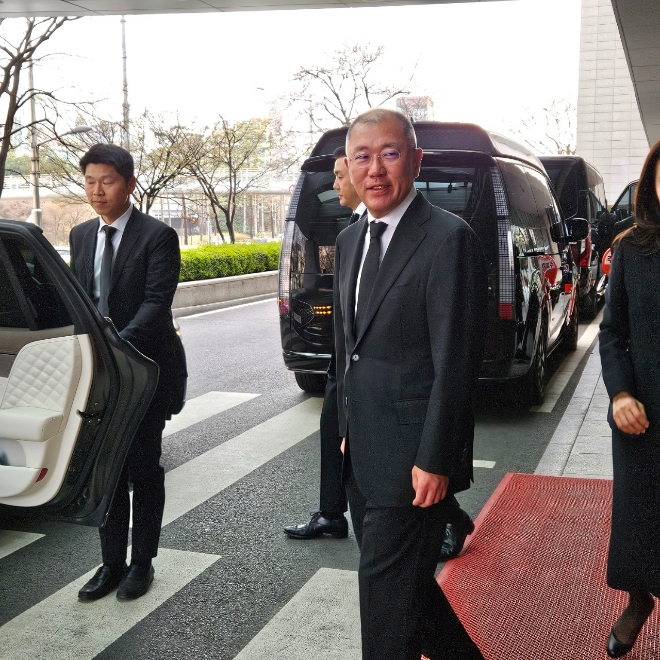 정의선 현대자동차그룹 회장 30일 오후 서울 서대문구 신촌 세브란스병원 장례식장에 마련된 고(故) 조석래 효성그룹 명예회장의 빈소를 찾았다. 사진=공동취재단