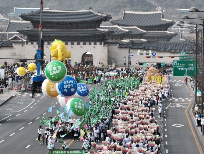 부활절을 하루 앞둔 30일 오후 서울 광화문광장에서 열린 2024 한국교회 부활절 퍼레이드에 참석한 신자들이 행진을 하고 있다. 사진=연합뉴스