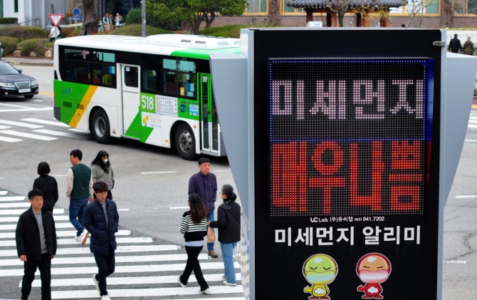 황사 유입으로 미세먼지 수치가 매우나쁨으로 올라갔다. 사진=연합뉴스