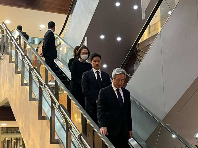 정몽준 아산사회복지재단 이사장과 정기선 HD현대 부회장이 31일 오전 고(故) 조석래 효성그룹 명예회장 빈소가 마련된 서울 서대문구 신촌 세브란스병원 장례식장을 찾았다. 사진=공동취재단