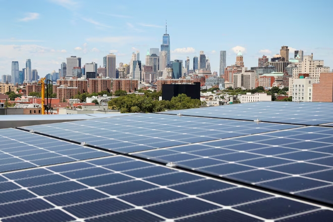 미국 뉴욕시에 설치돼 있는 대규모 태양광 단지. 사진=로이터