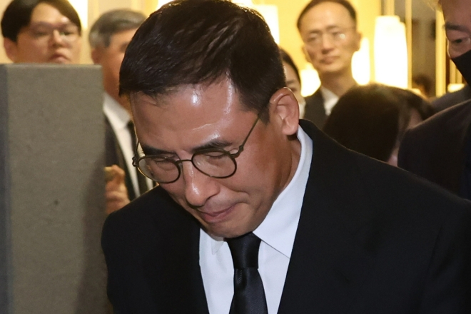 고 조석래 효성그룹 명예회장의 차남 조현문 전 효성 부사장이 30일 오후 서울 서대문구 연세대학교 신촌 세브란스병원 장례식장에 마련된 부친의 빈소를 조문 후 장례식장을 떠나고 있다. ‘효성 형제의 난’을 촉발했던 조 전 부사장의 이름은 빈소 전광판에 공개된 유족 명단에도 오르지 않았다. 사진=연합뉴스