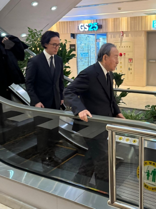 조양래 한국앤컴퍼니 명예회장이 차남 조현범 한국앤컴퍼니 회장과 함깨 30일 서울 서대문구 연세대학교 신촌 세브란스병원 장례식장에 마련된 고 조석래 효성그룹 명예회장의 빈소를 조문하고 있다. 사진=연합뉴스