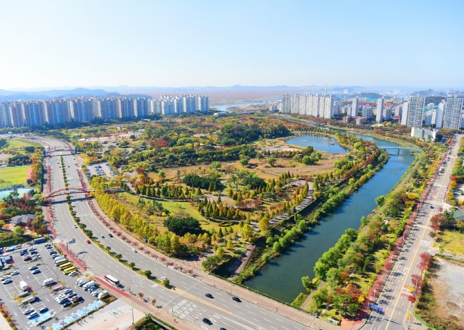 안산시가 지난해부터 시민이 애용하는 주요 공원 4개소, 화랑유원지 내에서 운영했던 그늘막 텐트를 한시 허용하는 ‘피크닉 존’을 확대 운영한다. 사진=안산시