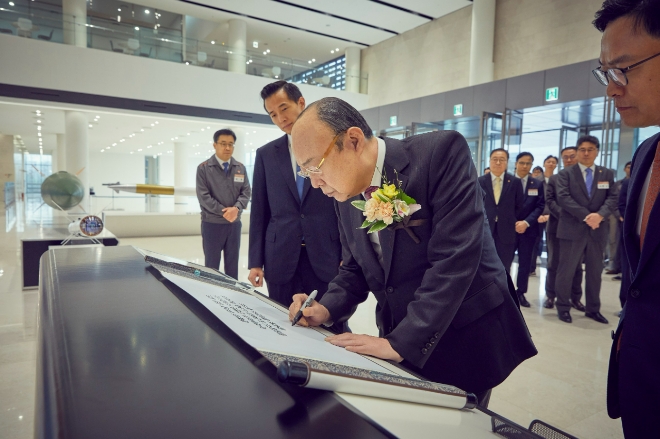 지난달 29일 한화에어로스페이스 대전 R&D 캠퍼스를 방문한 김승연 한화그룹 회장이 방명록을 작성하고 있다. 사진=한화그룹