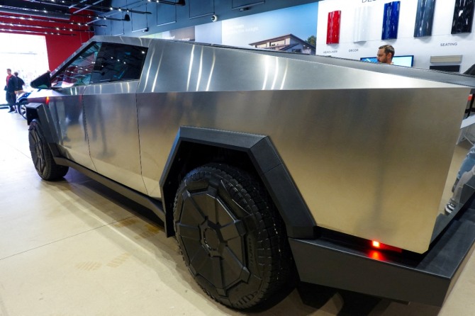 테슬라가 최근 출시한 차세대 전기 픽업트럭 ‘사이버트럭’. 사진=로이터
