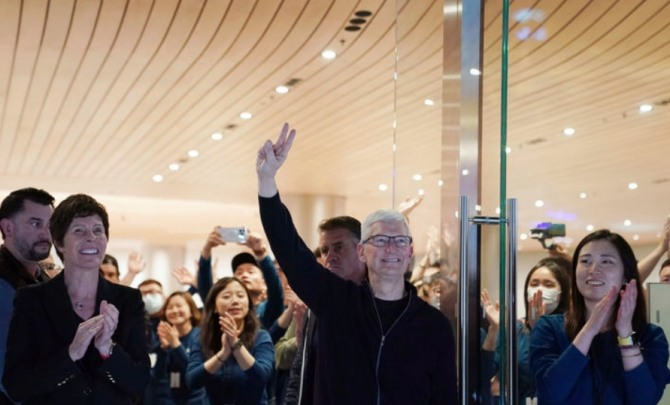 팀 쿡 애플 최고경영자(CEO)가 지난달 21일(현지 시간) 중국 상하이에서 새로운 플래그십 애플스토어 '징안점' 개장식에 참석해 인사하고 있다. 사진=AP뉴시스