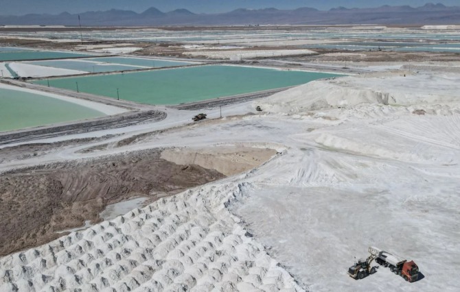 칠레 정부는 리튬 생산량을 두 배로 늘리기로 했다.