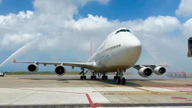 아시아나항공의 B747 여객기가 지난달 25일(현지 시간) 타이베이 타오위안 국제공항에 도착해 마지막 운항을 기념하는 물대포 환영(Water Salute)을 받고 있다. 사진=아시아나항공