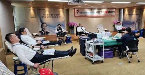 유한양행 임직원들이 사랑의 헌혈캠페인에 참가해 헌혈을 하고 있다. 사진=유한양행