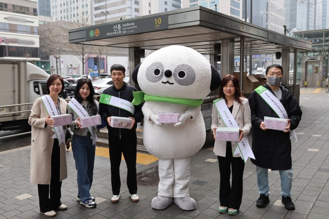 지난달 29일 애큐온저축은행 금융소비자보호팀 임직원이 선릉역 인근에서 보이스피싱 피해 예방 거리 홍보 캠페인을 진행, 시민에게 홍보물을 전달하고 있다. 사진=애큐온저축은행 제공.