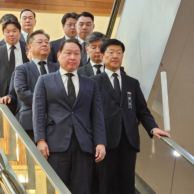 최태원 SK그룹 회장(앞줄 첫번째)이 1일 고(故) 조석래 효성그룹 명예회장의 빈소가 차려진 서울 서대문구 신촌 세브란스병원 장례식을 찾았다. 사진=공동취재단