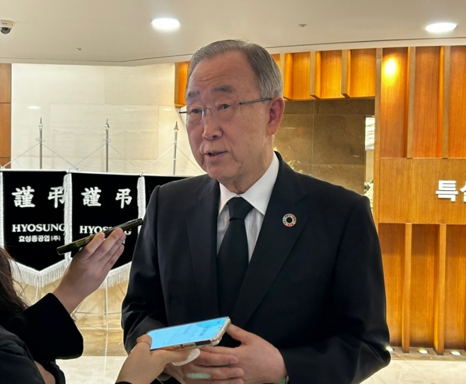 반기문 전 유엔사무총장이 1일 고(故) 조석래 효성그룹 명예회장의 빈소가 차려진 서울 서대문구 신촌 세브란스병원 장례식을 찾았다. 사진=공동취재단