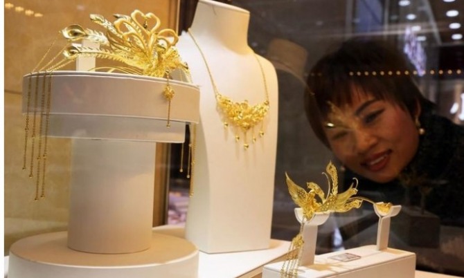 2023년 12월 4일 손님이 중국 저장성 후저우의 한 금은방에서 금 장신구를 살펴보고 있다. 사진=신화/뉴시스