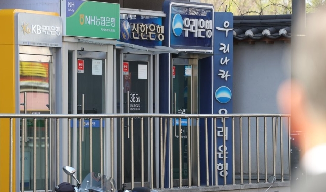 서울 시내 시중은행 ATM기기가 나란히 설치돼 있다. 사진=연합뉴스
