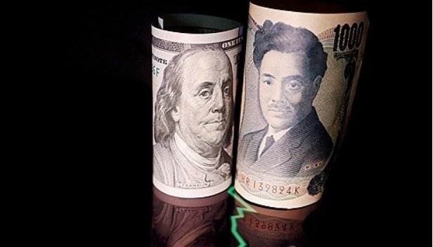 2022년 6월 16일 미국 달러와 일본 엔화 지폐가 놓여 있다.     사진=로이터/연합뉴스