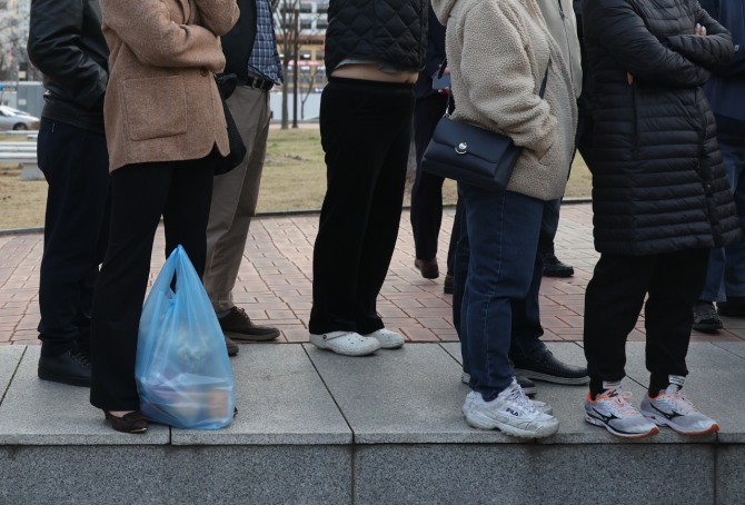 4월 10일 국회의원 선거를 앞두고 일반 국민들은 정치권의 분열 정치에 염증을 느끼고 있다. 삶이 팍팍한 현실에서 정의도 좋지만 배려하는 마음도 함께 하는 정치를 염원하고 있다. 사진=연합뉴스