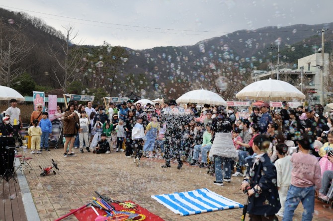 화순군은 지난달30~31일 2일간 동구리 호수공원에서 (재)화순군문화관광재단이 주관한 ‘월간화사-벚꽃이 있는 날’ 행사가 성황을 이뤘다고 3일 밝혔다.사진=화순군