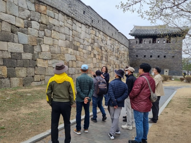  수원시 문화관광해설사와 함께 시민들이 수원화성 성곽 코스를 체험하고 있다. 사진=수원문화재단