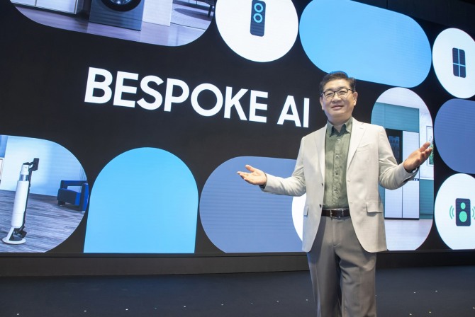한종희 삼성전자 대표이사 부회장이 3일 개최된 '웰컴 투 비스포크 AI' 행사에서 설명을 인사말을 하고 있다. 사진=삼성전자